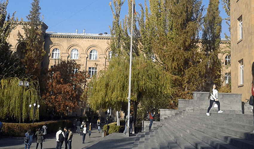 Ուսանողները ԵՊՀ-ի գլխավոր մասնաշենքի մոտ