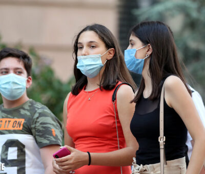 Դիմակով անցորդներ Երեւանում՝ կորոնավիրուսի համավարակի օրերին