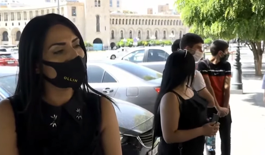 Դպրոցի տնօրենին ոստիկանները համարյա կիսագրկած ուղեկցել են դպրոց. News.am