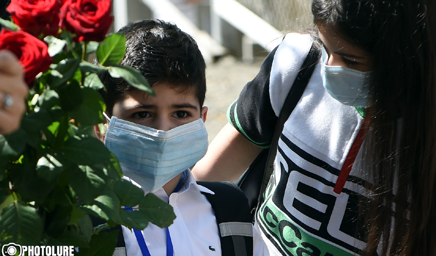 Սեպտեմբերի 1, երեխա, դիմակ