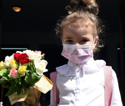 Սեպտեմբերի 1, երեխա, դիմակ