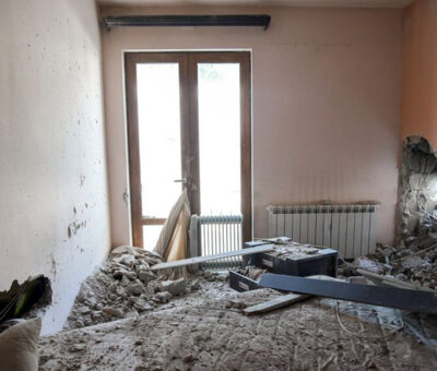 Ադրբեջանի կողմից հրետակոծված տուն Արցախում