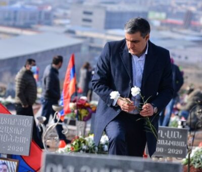Արման Թաթոյանը Եռաբլուրում