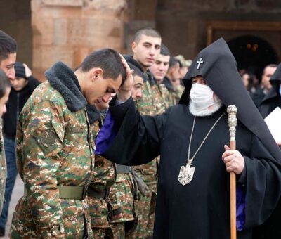 Կաթողիկոսն օրհնում է զինվորներին