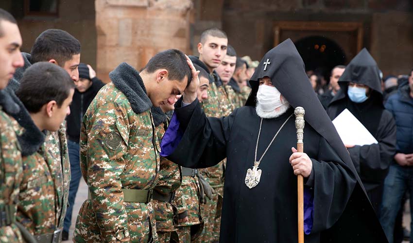 Կաթողիկոսն օրհնում է զինվորներին