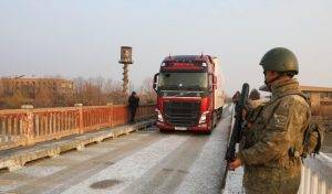 Հայկական բեռնատարն անցնում է հայ-թուրքական սահմանային Մարգարա կամրջով՝ օգնություն տանելով երկրաշարժից տուժած շրջաններին