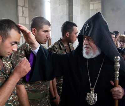 Ամենայն հայոց կաթողիկոսն ու զինվորները