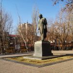 Ավետիք Իսահակյանի արձանը Երևանում