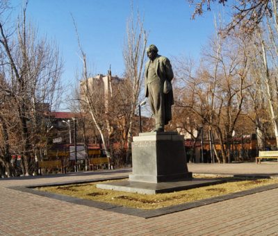 Ավետիք Իսահակյանի արձանը Երևանում