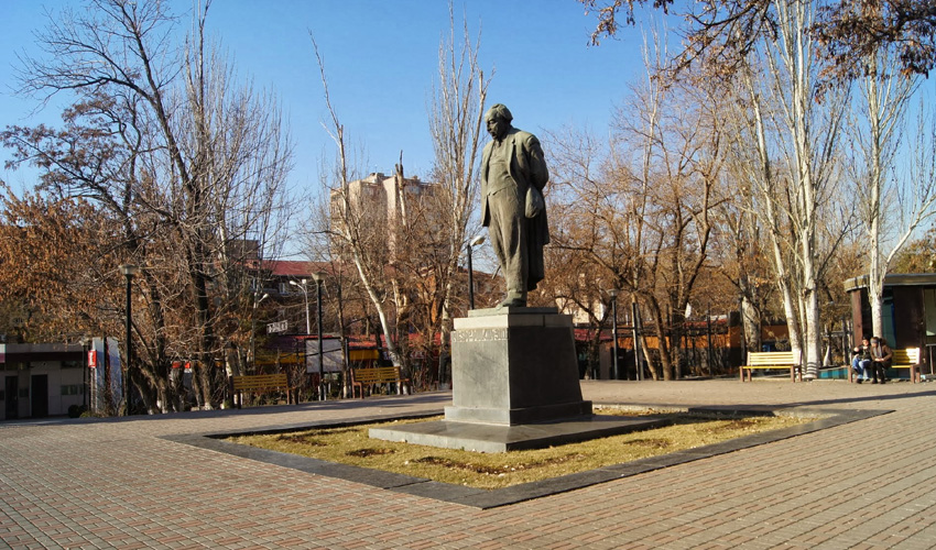 Ավետիք Իսահակյանի արձանը Երևանում