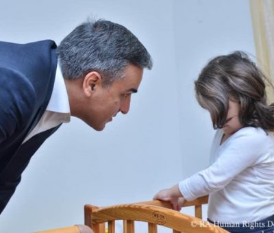 Արման Թաթոյանը երեխայի հետ