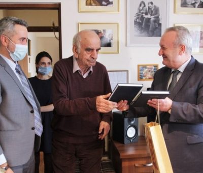 Արտավազդ Փելեշյանը Վահրամ Դումանյանի ու Արա Խզմալյանի հետ