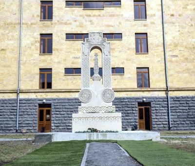 Հուշահամալիր ԱԺ բակում