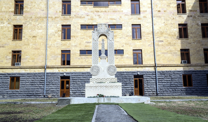 Հուշահամալիր ԱԺ բակում