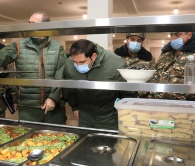 Սուրեն Պապիկյանը զինվորական ճաշարանում