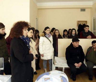 Արցախի համալսարանականներն այցելել են հոսպիտալում բուժվող վիրավոր զինծառայողներին