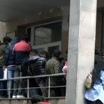 Հնդիկ ուսանողները Սուրբ Թերեզայի անվան համալսարանի մուտքի մոտ