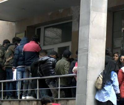 Հնդիկ ուսանողները Սուրբ Թերեզայի անվան համալսարանի մուտքի մոտ