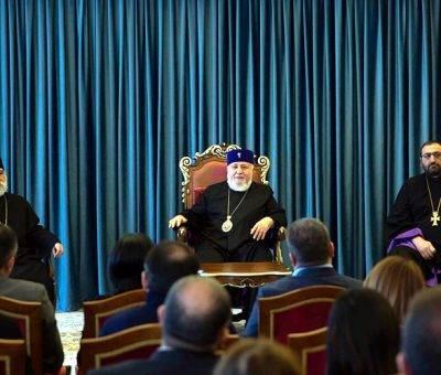 Կաթողիկոսն ընդունել է Էջմիածին ուխտի գնացած դատավորներին