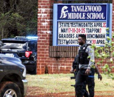 Ոստիկանը Թենգլվուդ դպրոցի մոտ