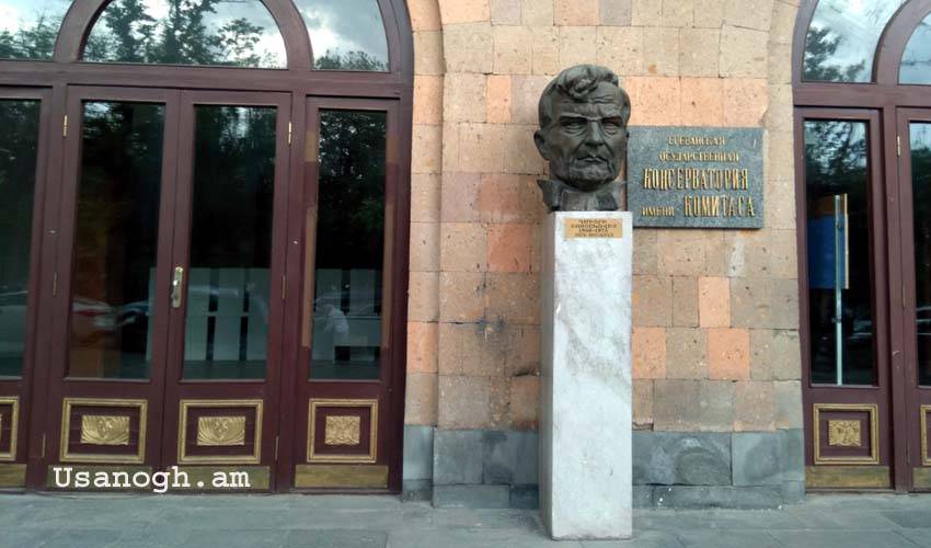 Շոստակովիչի արձանը ԵՊԿ-ի մուտքի մոտ