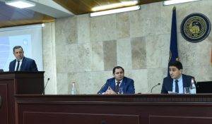 ԵՊՀ ռեկտոր Արմեն Հովհաննիսյան, ՊՆ նախարար Սուրեն Պապիկյան