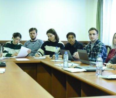 Ձմեռային դպրոցի մասնակից ուսանողները ԵՊՀ-ում