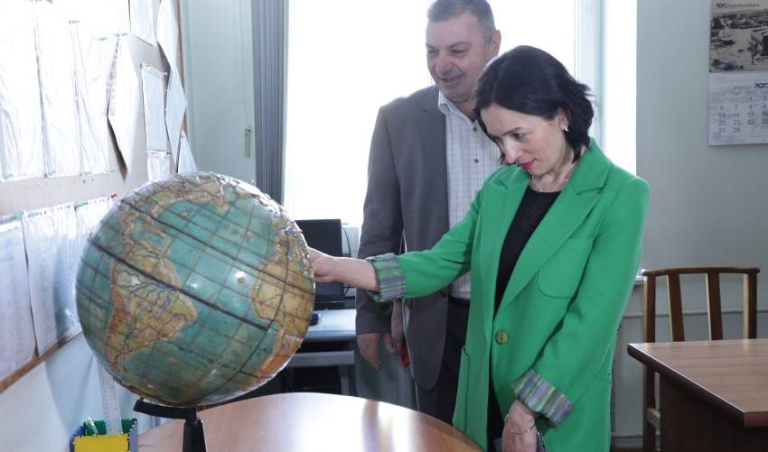 Ժաննա Անդրեասյանը Երևանի թիվ 14 հատուկ դպրոցում