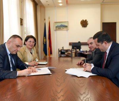 ԵՊՀ ռեկտոր Հովհաննես Հովհաննիսյանը և «Հայ օգնության ֆոնդ» միավորման Հայաստանի մասնաճյուղի տնօրեն Բագրատ Սարգսյանը