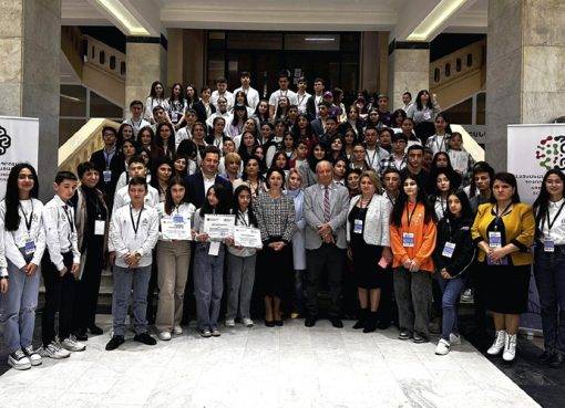 Հայկական համադպրոցական գիտության փառատոնի եզրափակիչ փուլի մասնակիցները ԵՊՀ-ում