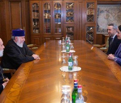 Գարեգին Երկրորդն ընդունել է ԿԳՄՍ նախարար Ժաննա Անդրեասյանին ու փոխնախարար Արա Խզմալյանին