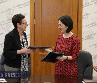 ՀՀ-ում Ֆրանսիայի Հանրապետության արտակարգ և լիազոր դեսպան Անն Լույոն ու ԿԳՄՍ նախարար Ժաննա Անդրեասյանը