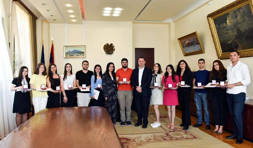 ԵՊՀ լավագույն ուսանողները պարգևատրվել են ԵՊՀ բրոնզե մեդալներով