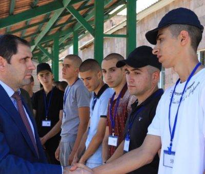 Սուրեն Պապիկյանն ու զորակոչիկները ՀՀ ՊՆ կենտրոնական հավաքակայանում