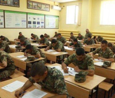 Քննություն հանձնող զինծառայողներ