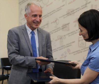 ԿԳՄՍ նախարար Ժաննա Անդրեասյանը և «Կոնրադ Ադենաուեր» հիմնադրամի հայաստանյան մասնաճյուղի տնօրեն Շտեֆան Մալերիուսը