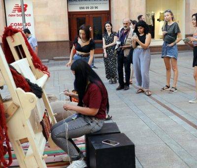 Գորգագործության բաց դաս Երեւանի Հյուսիսային պողոտայում