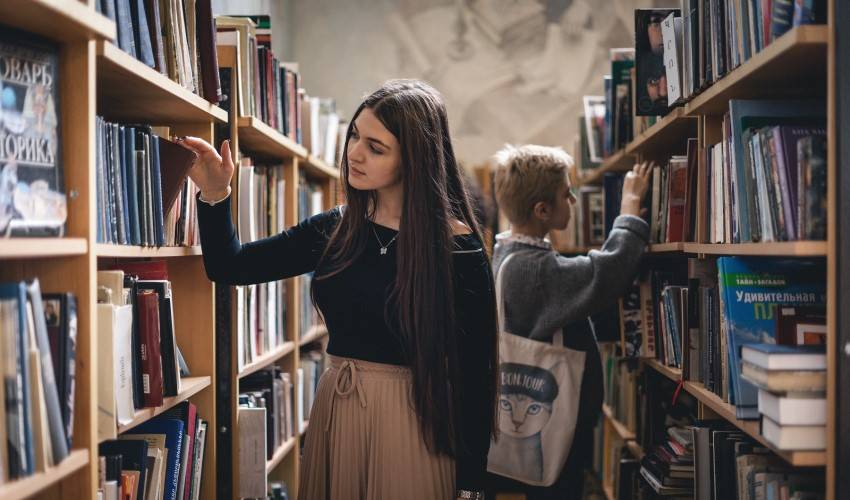 Աղջիկը գիրք է ընտրում գրադարանում
