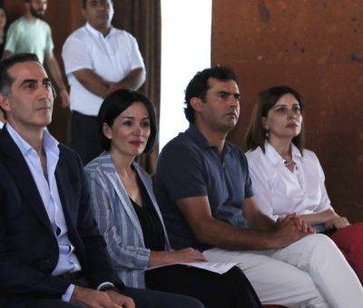 «Արհեստական բանականության սերունդ» ծրագրի մեկնարկի միջոցառմանը ներկա են եղել ՀՀ կրթության, գիտության, մշակույթի և սպորտի նախարար Ժաննա Անդրեասյանը, ՀՀ Ազգային ժողովի նախագահի տեղակալ Հակոբ Արշակյանը, առողջապահության նախարար Անահիտ Ավանեսյանը, FAST-ի հիմնադիր տնօրեն Արմեն Օրուջյանը