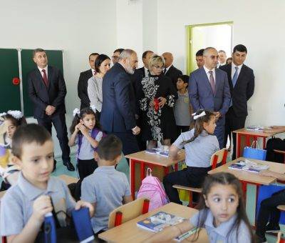 Վարչապետ Նիկոլ Փաշինյանն ու ԿԳՄՍ նախարար Ժաննա Անդրեասյանն այցելել են դպրոց