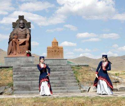 Վահրամ Պահլավունու արձանը Վահրամաբերդում (Շիրակի մարզ)