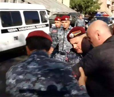 Ոստիկանները բերման են ենթարկում Անդրանիկ Թևանյանին