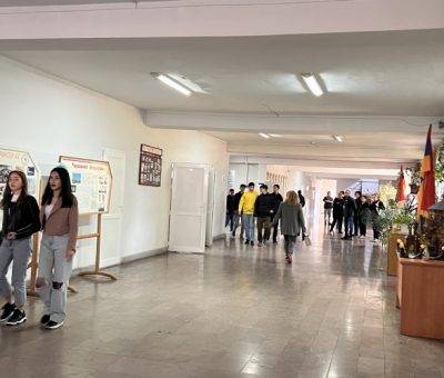 Ավագ դպրոցի միջանցքում