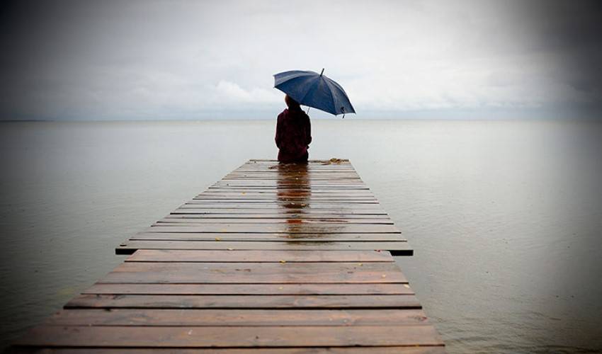 Տղամարդն անձրեւանոցով՝ ծովի ափին