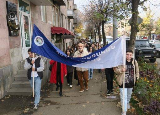 ՎՊՀ ուսանողները քայլերթի ժամանակ