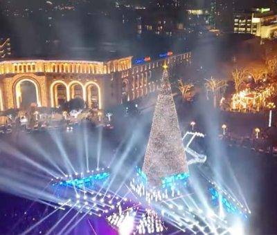 Տոնածառ՝ Երևանի Հանրապետության հրապարակում