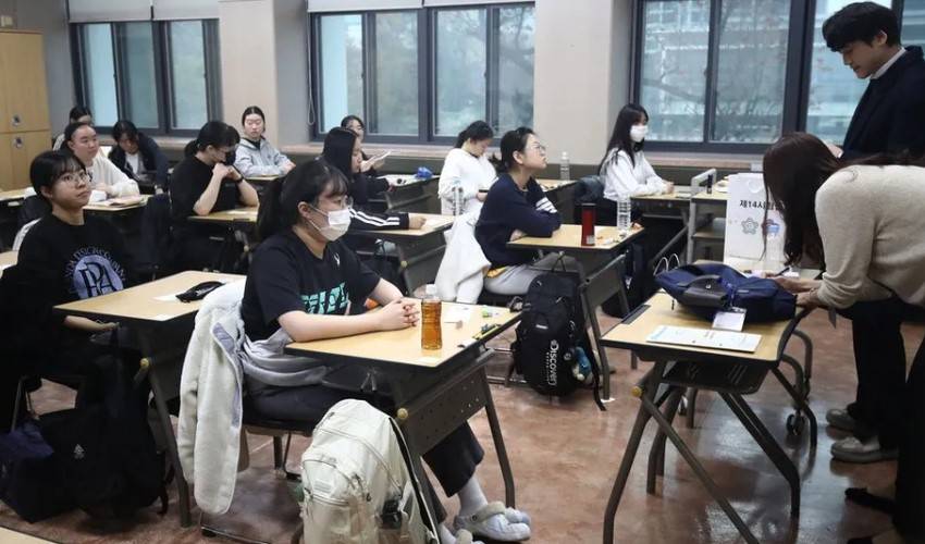 Ուսանողները քննության ժամանակ (Հարավային Կորեա)