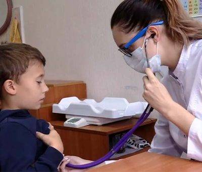 Բժիշկը ստուգում է երեխային