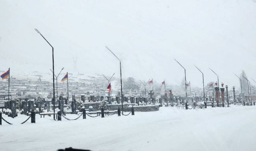 Հայկական դրոշներ՝ ճանապարհամերձ գերեզմանոցում