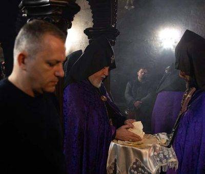 Սամվել Շահրամանյանն ու կաթողիկոսը Ճրագալույցի պատարագի ժամանակ